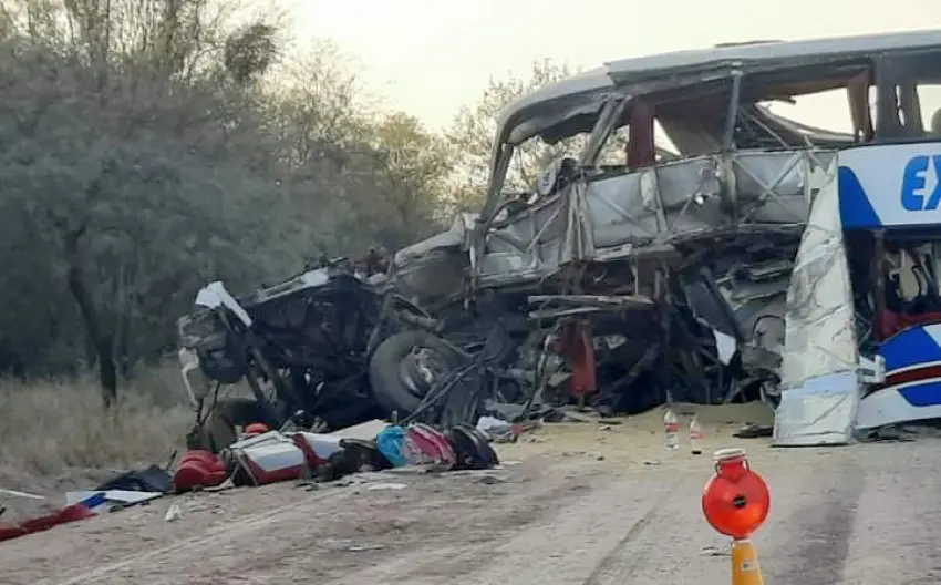 Choque entre un colectivo con destino a Saenz Peña y un camión sobre la Ruta nacional Nº 16 deja como saldo al menos 6 muertos y varios heridos