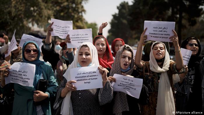 Los talibanes dispersaron a balazos una protesta de mujeres en Kabul
