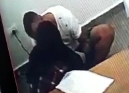Logran filmar a una jueza a los besos con un preso que asesino a un policia