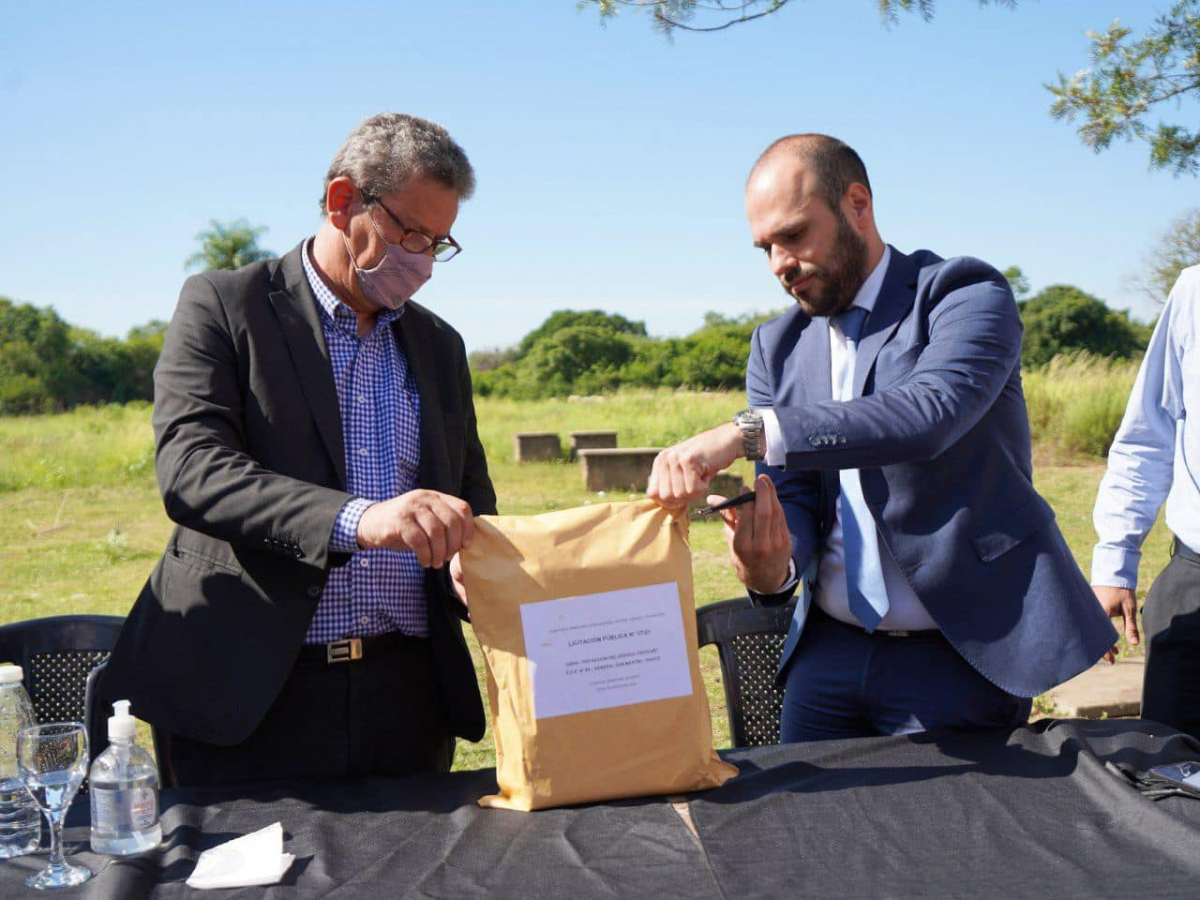 Gral. San Martin: Mauro Leiva, junto al ministro Aldo Lineras abrieron los sobres para la refacción integral de la E.E.P Nº 99 «Paul Groussac».