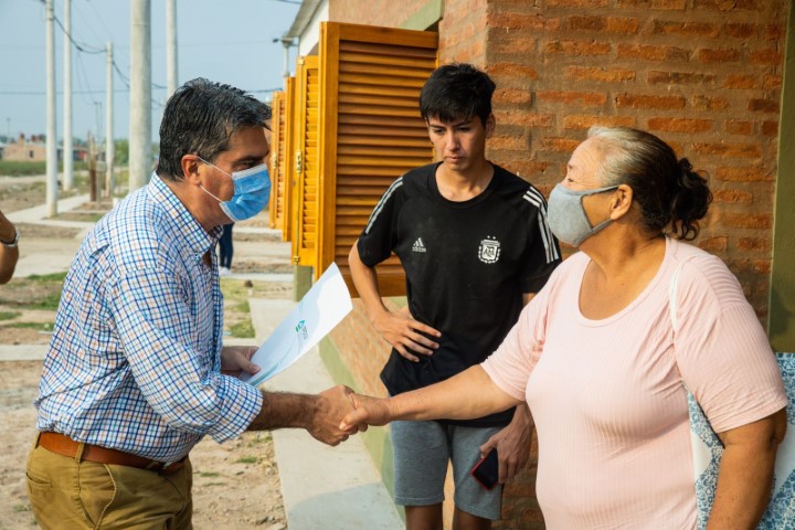Capitanich entregó 50 viviendas en el Barrio Toba de Resistencia
