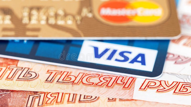 Visa y Mastercard bloquearon sus servicios a los bancos rusos alcanzados por las sanciones
