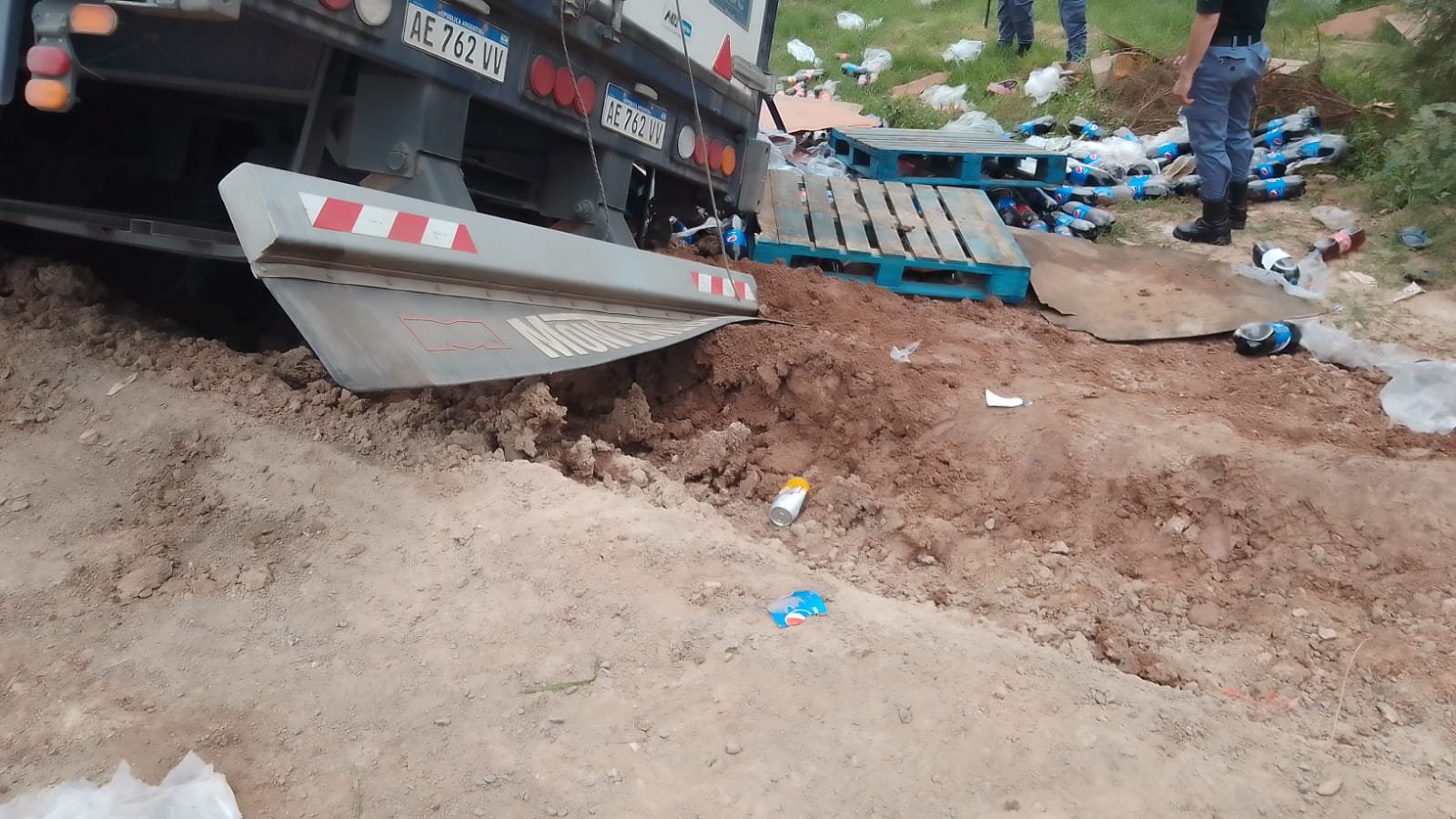Cayó un camión en Barranqueras y los vecinos se llevaron toda su carga de gaseosas y agua