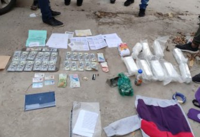 Operativo antidrogas en Resistencia | Secuestran casi 10 kgs. de cocaína, armas, dinero, y dólares