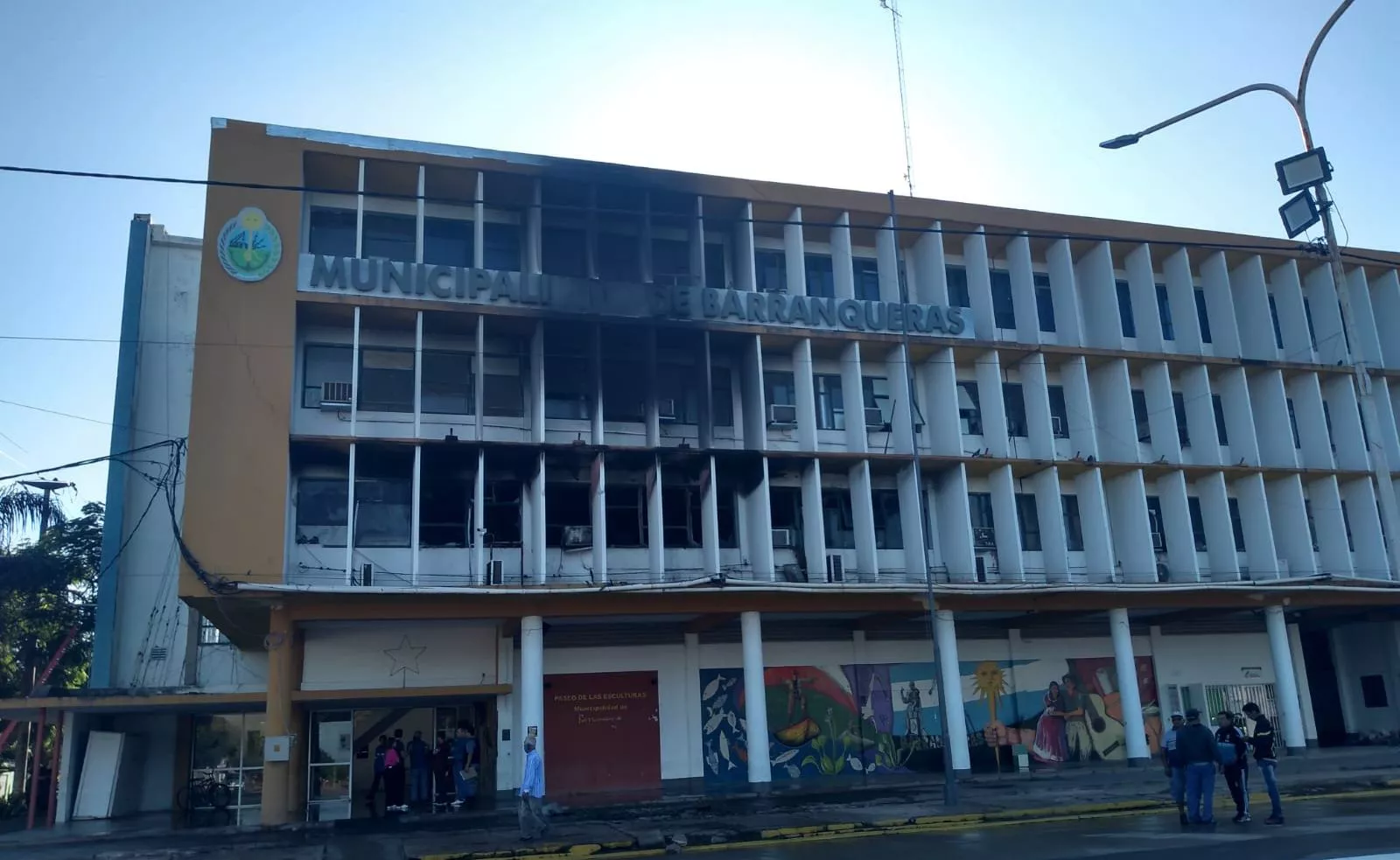 Se incendió el edificio de la Municipalidad de Barranqueras y el edificio podría derrumbarse