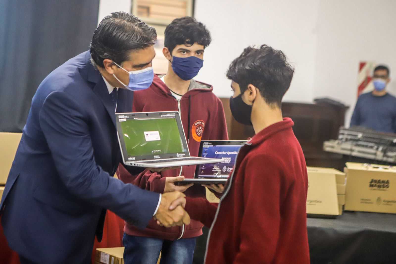 Entrega de computadoras: Capitanich otorgó 255 netbooks a estudiantes y buscará llegar a 30.000 para fin de año