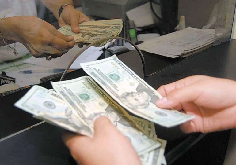 Corrida bancaria: El dólar blue supera los $220 y el «contado con liqui» marca un nuevo récord histórico