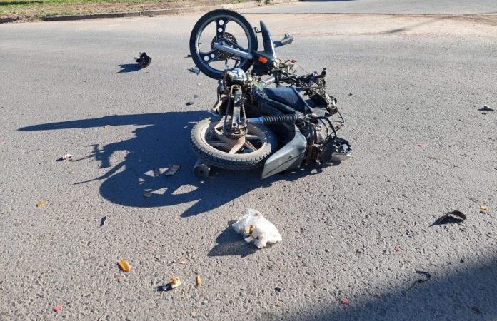 Tragedia en Avia Terai: Joven motocilista de 16 años fallece en accidente