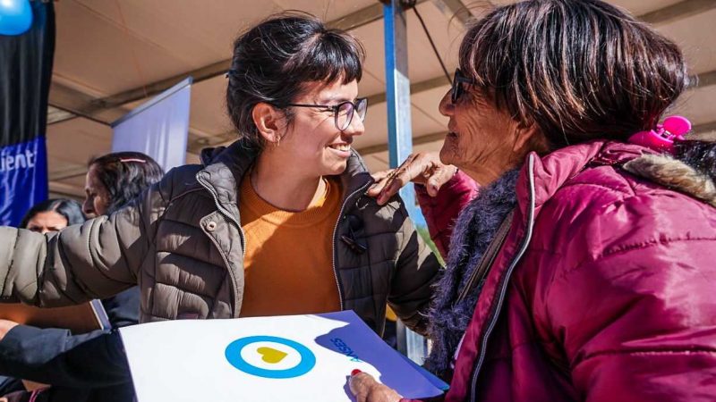 La Vicegorbernadora Analia Rach, entregó junto a autoridades de ANSES, jubilaciones a mujeres de Misión Nueva Pompeya