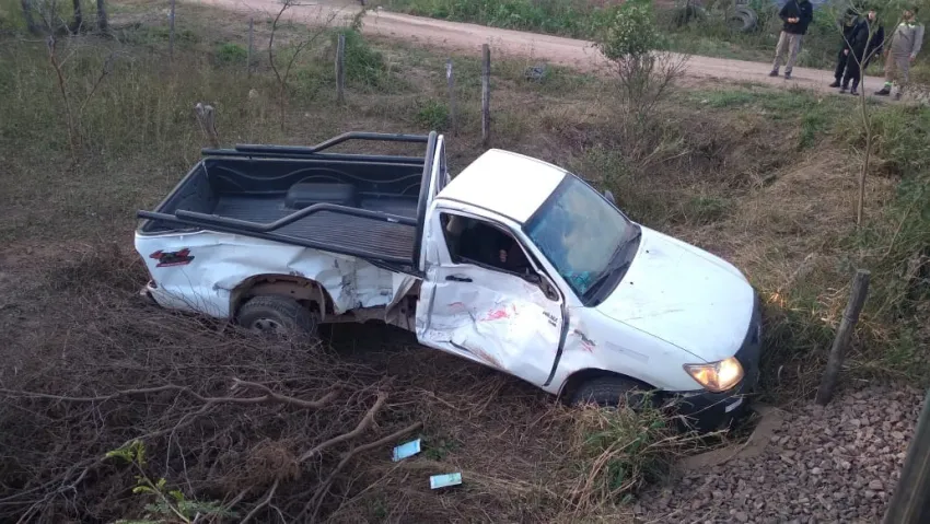 Las Breñas: un tren embistió a una camioneta y dos personas fallecieron