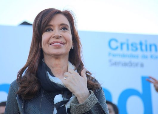 Cristina alega a tráves de las redes sociales: «este es un juicio al peronismo, a los gobiernos populares, a los que peleamos por una mejora del salario y de las jubilaciones»