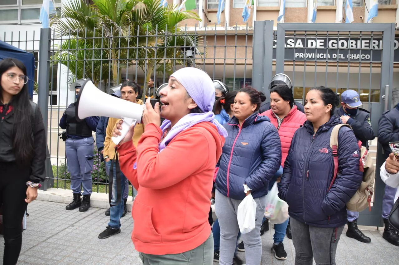 Mujeres al Frente reclamaron al Ministro Perczyk, computadoras para la escuela del Barrio Emerenciano