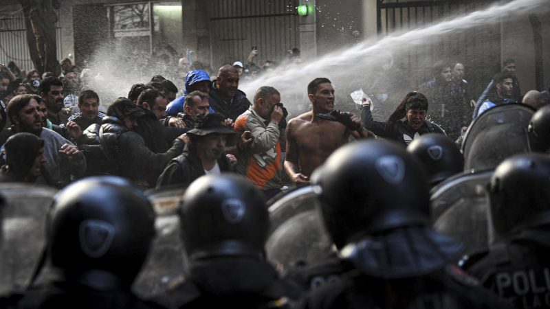 La Policía de la Ciudad reprimió a manifestantes frente al domicilio de la Vicepresidenta