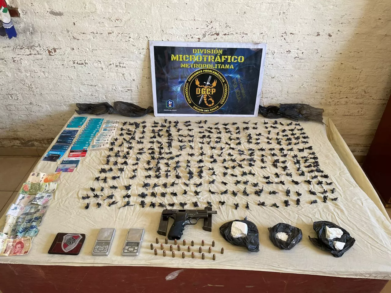Armas, drogas y dinero: Encuentran y desmantelan un  de cocaína en el barrio Don Santiago