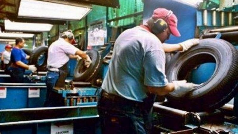 El Gobierno amenaza con liberar las importaciones de neumáticos si mañana no se llega a un acuerdo con los sindicatos