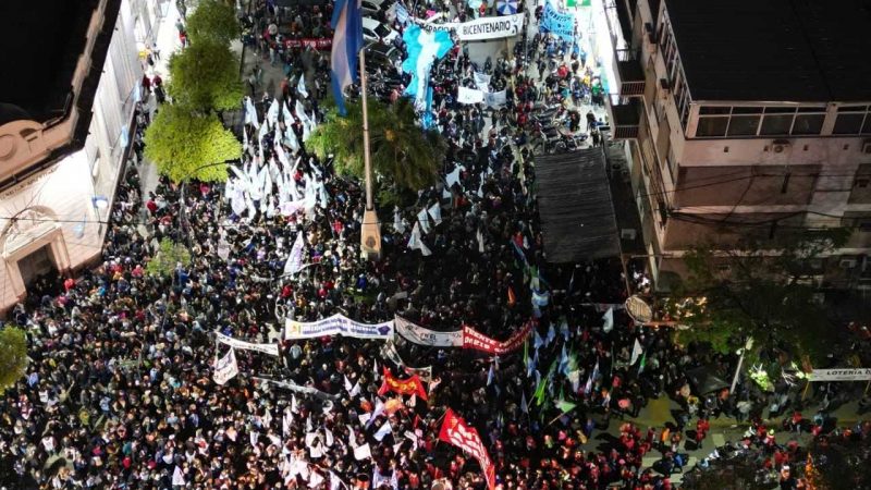 Más de 30.000 personas marcharon por las calles de Resistencia en defensa de la Democracia
