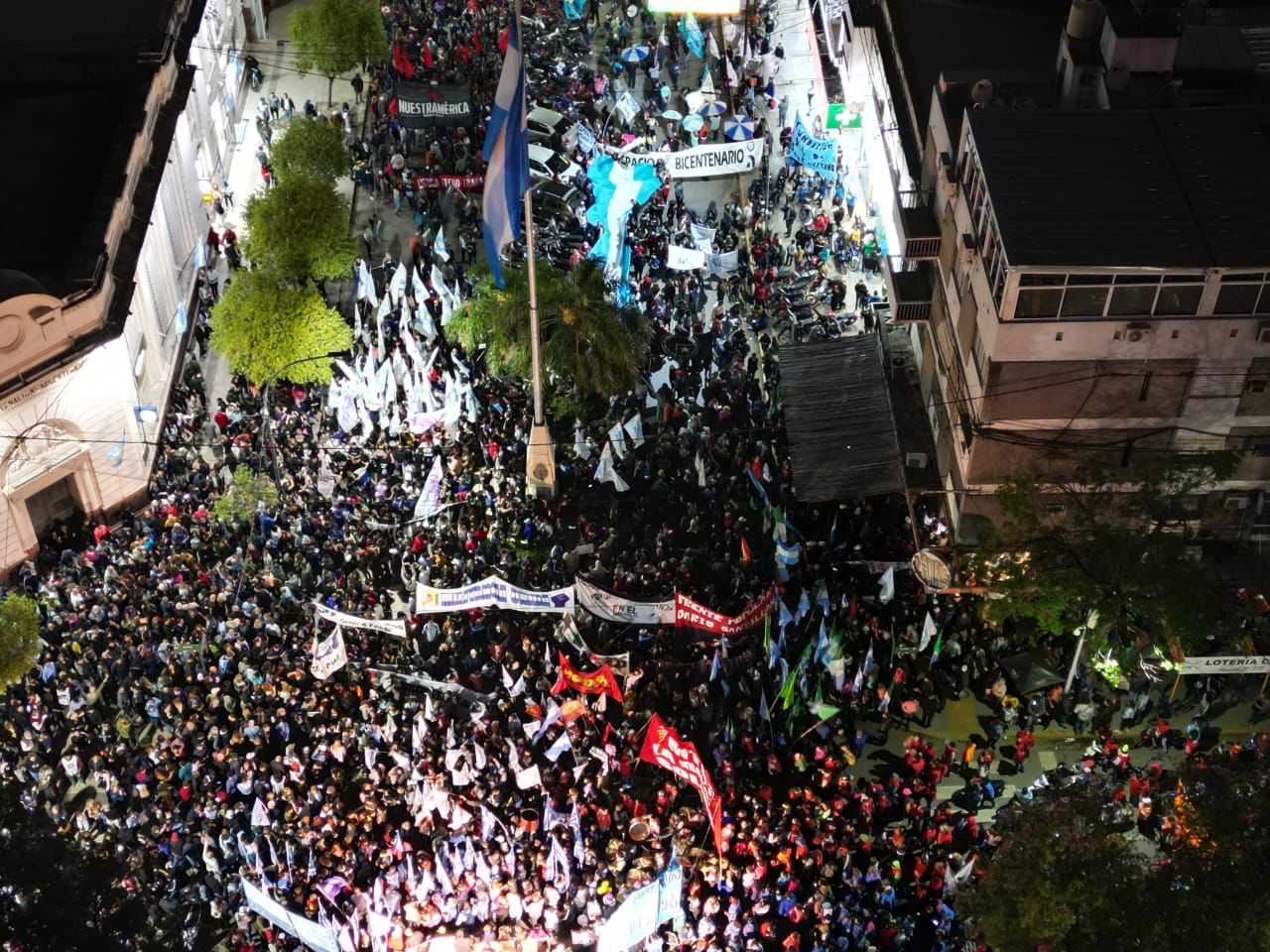 Más de 30.000 personas marcharon por las calles de Resistencia en defensa de la Democracia