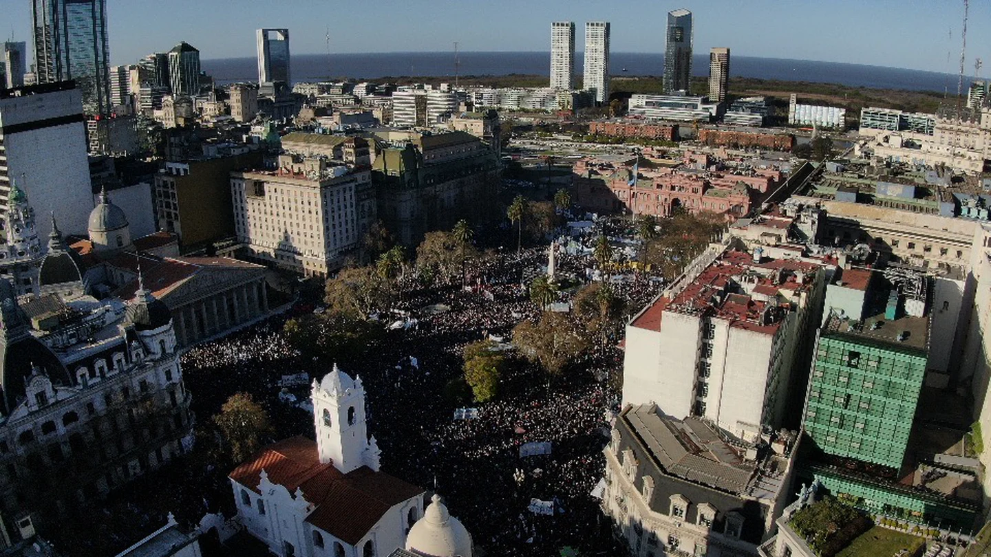 Masiva marcha en Plaza de Mayo para repudiar el atentado que sufrió Cristina Kirchner