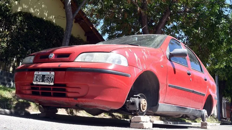 Saenz Peña: Entran al predio de una escuela y roban las ruedas a los vehiculos de los docentes