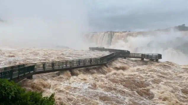 La impresionante crecida que desborda las cataratas del Iguazú