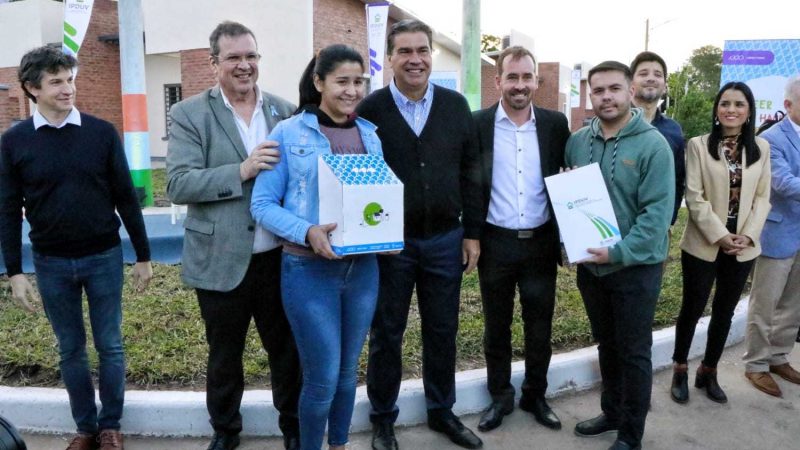 Capitanich hizo entrega de 20 viviendas y libros para familias de Margarita Belén