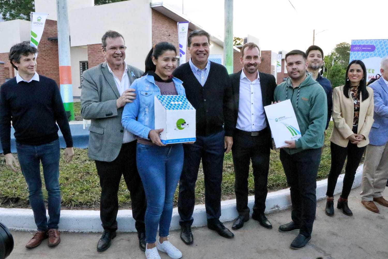 Capitanich hizo entrega de 20 viviendas y libros para familias de Margarita Belén