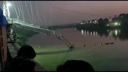Colapsó un puente colgante en India: hay 91 muertos y 100 desaparecidos