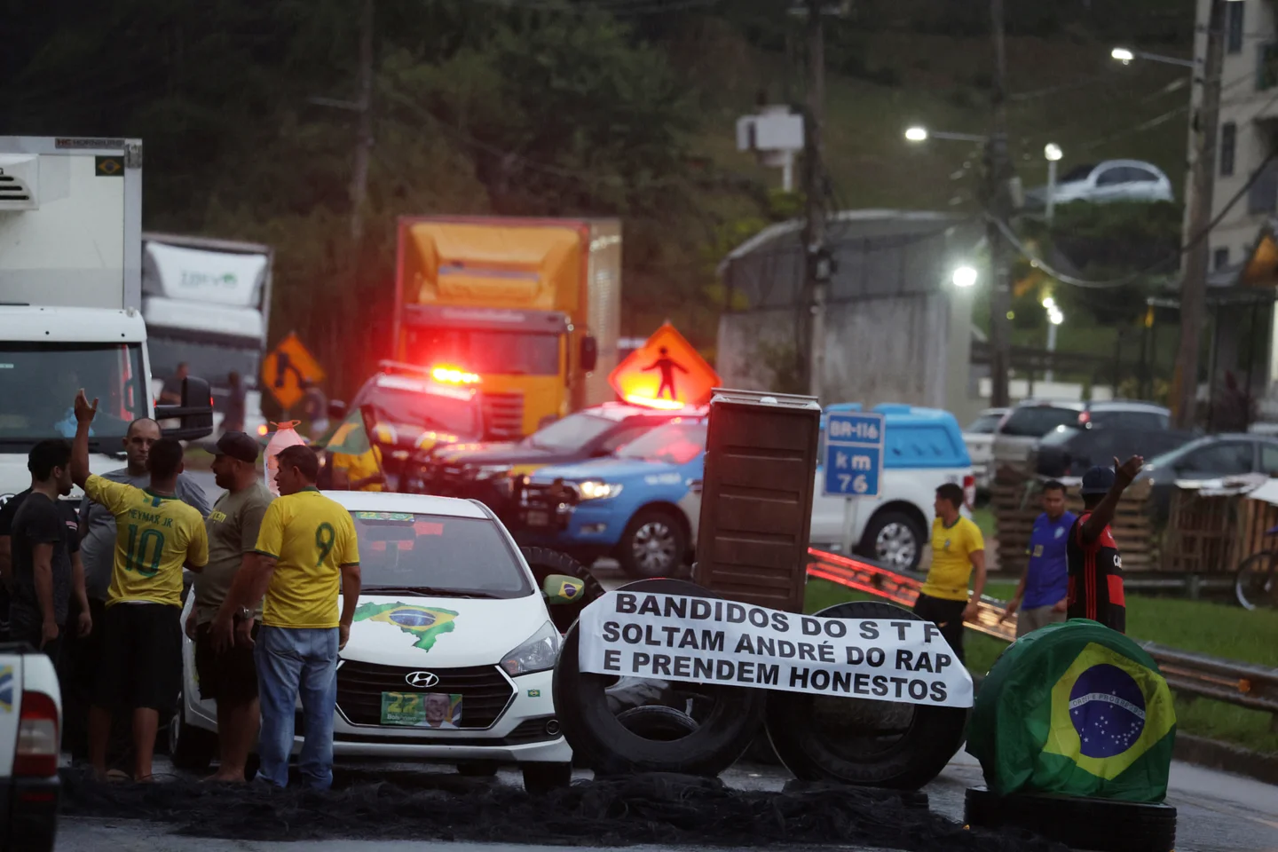 Brasil: la policía dispersa a bolsonaristas que no aceptan la derrota y mantienen más de 200 bloqueos de rutas