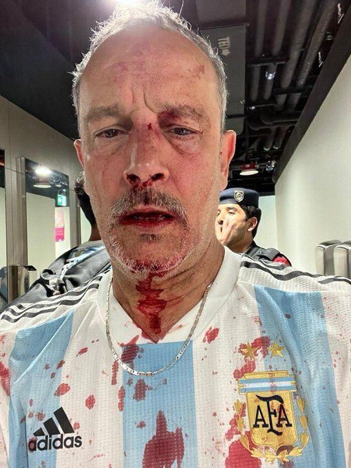 Así fue la pelea entre hinchas argentinos y mexicanos en la tribuna del estadio al final del partido
