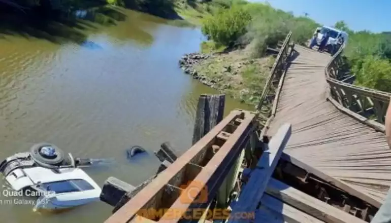 Corrientes: Camión termina en río, luego de desplomarse puente