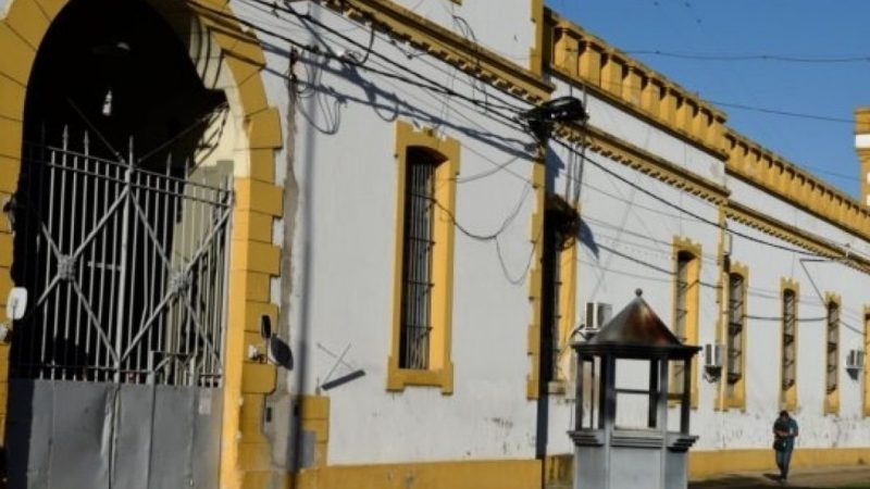 Dos sicarios en moto balean una cárcel en Rosario