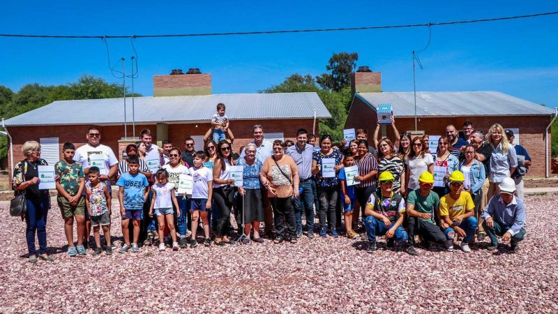 Capitanich y Bruno Cipolinni entregaron 38 viviendas en el Barrio Matadero de Sáenz Peña