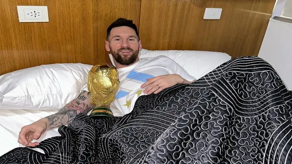 «Buen día»:  Lionel Messi con la Copa, amanecieron ya en el país