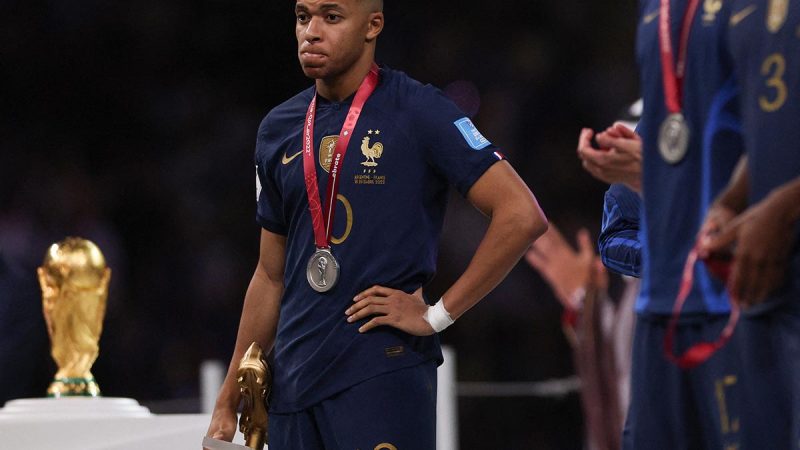 Cada jugador directo a su casa | La selección francesa no saludará a sus hinchas y Mbappé quiere abandonar el PSG