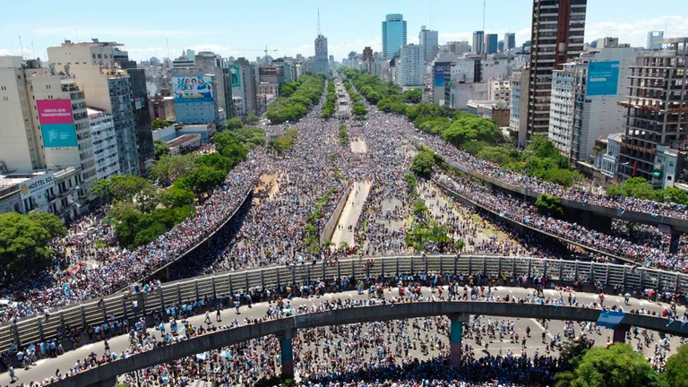 5 milones de personas | Ante la más grande maniestacion popular en el pais, los jugadores tuvieron que sobrevolar en helicóptero