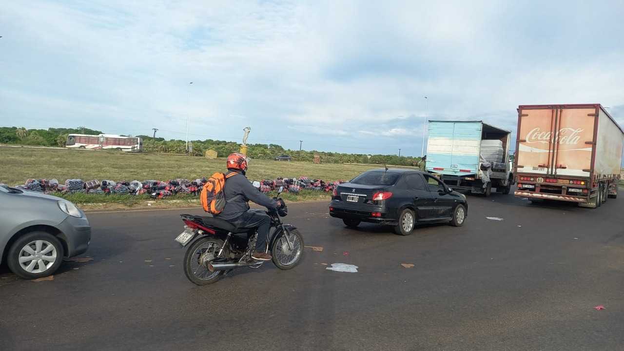 Camión con gaseosas vuelca sobre la rotonda de la ruta Nº 16