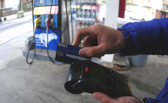 Los estacioneros se plantan y cortan los pagos con tarjeta de crédito: esta es la decisión que tomó YPF