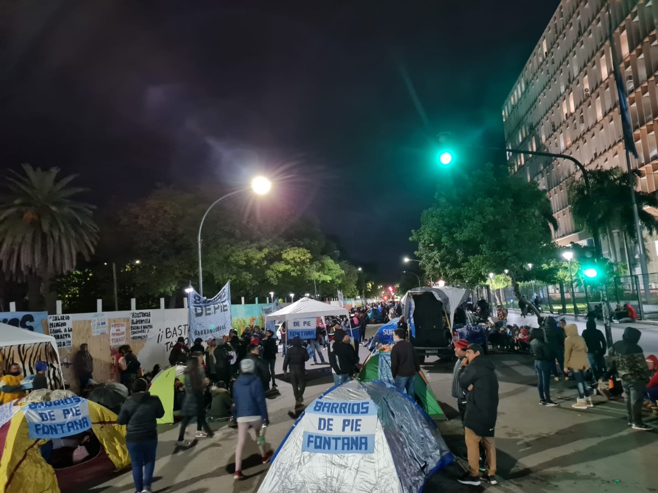 Por la baja de planes sociales marchan y acampan en el centro de Resistencia
