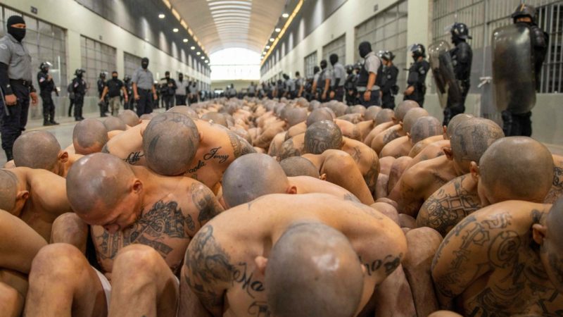 El Salvador inaugura la cárcel más grande de América: Entran 40.000 presos y los gastos los pagan los familiares