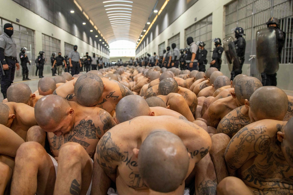 El Salvador inaugura la cárcel más grande de América: Entran 40.000 presos y los gastos los pagan los familiares
