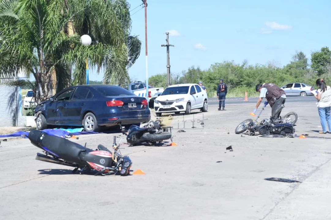 Tragedia en el acceso a Margarita Belen: Auto se lleva por delante varias motos estacionadas y mata a dos personas