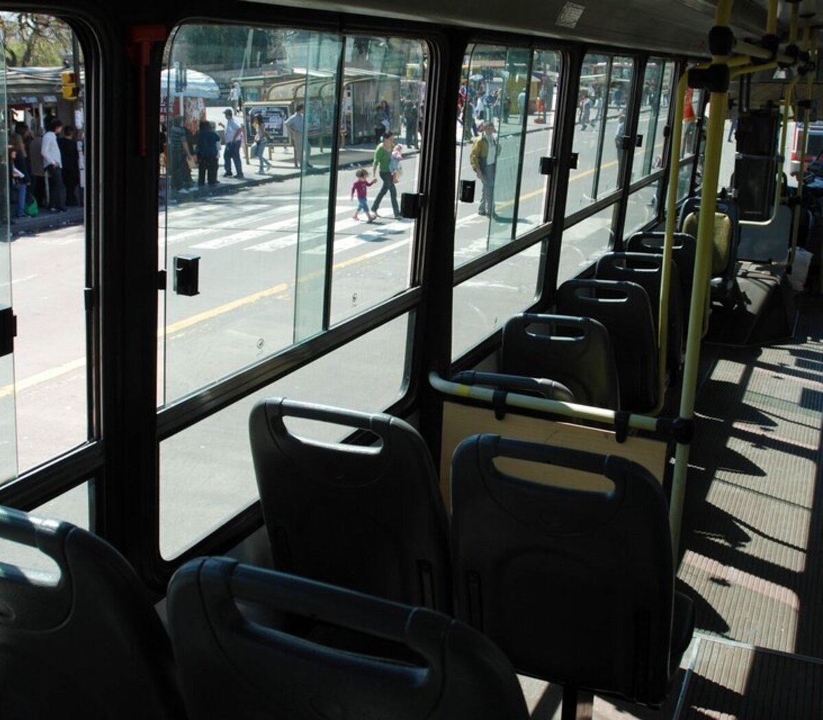 Paro sorpresivo de colectivos afecta la circulación de más de 50 líneas en el Gran Buenos Aires