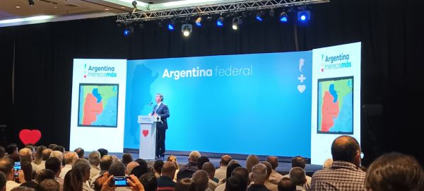 Capitanich presentó su libro “Argentina merece más”: “Tenemos que ir a un debate constitucional para constituir una República democrática y federal”