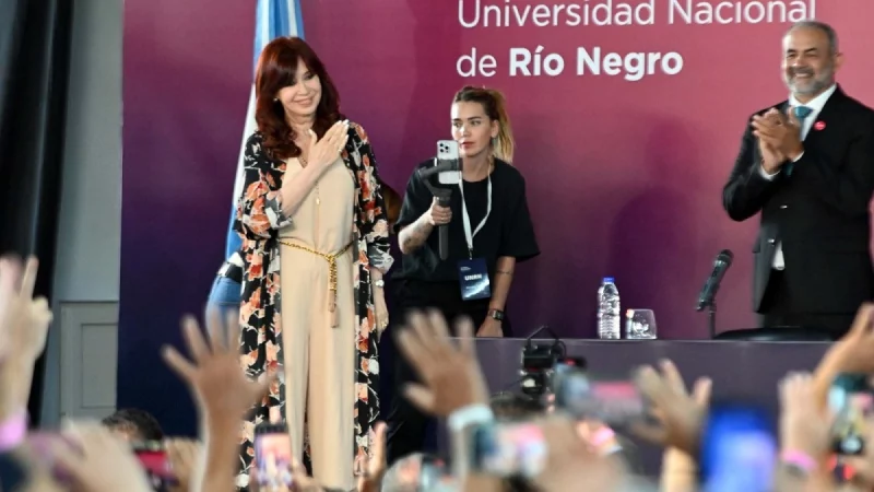 Cristina recibió el titulo «Honoris Causa» de la Univerdidad de Rio Negro: «los salarios no generan inflación»