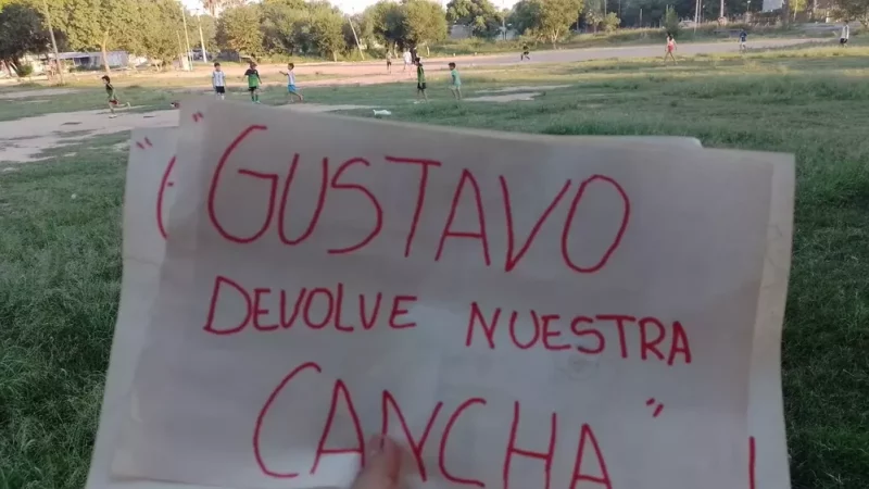 Padres y niños reclamarn al intendente de Resistencia: «Gustavo Martínez, devolvé nuestra cancha»