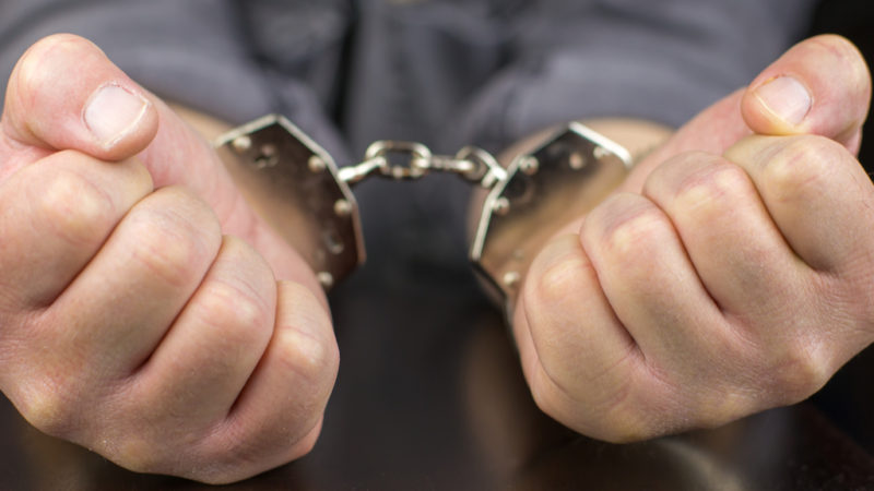 Condenan a agente policial a tres años de prision por apremios ilegales