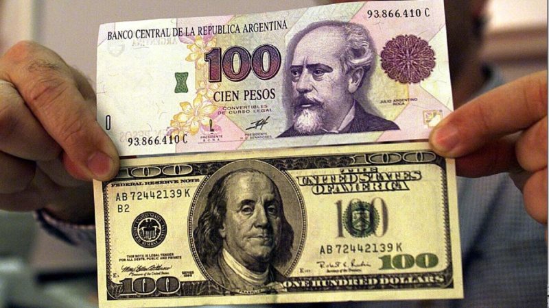 El dólar blue subió 8 pesos y marcó un nuevo récord