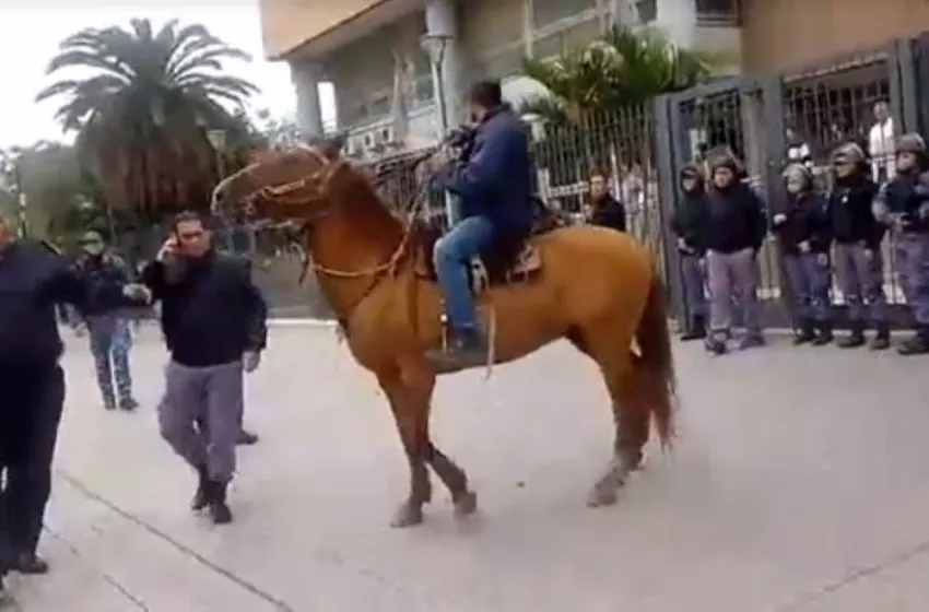 Detienen a sujetos que intentaron entrar a Casa de Gobierno a caballo