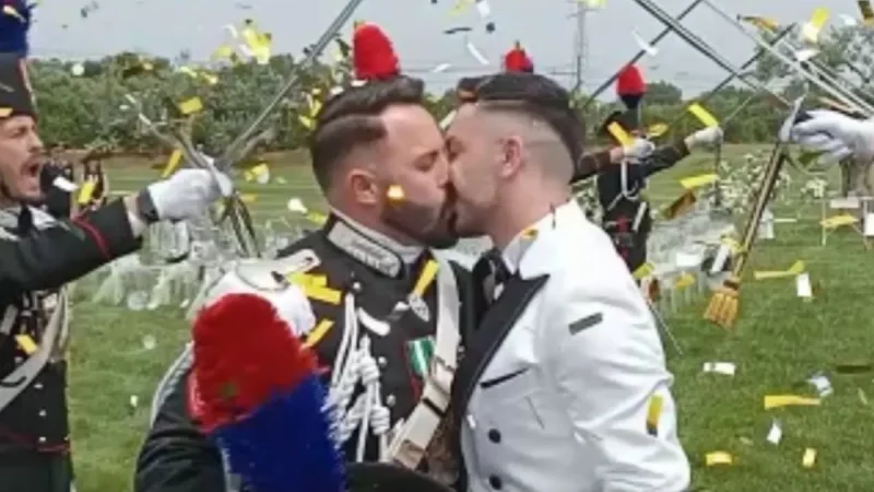 Por primera vez, un gendarme se casó con su pareja vistiendo el uniforme oficial
