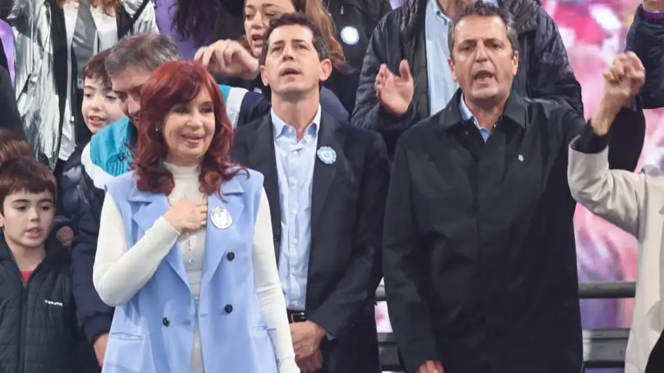 Cristina, escoltada por Wado de Pedro y Massa, pero sin señalar a ningún candidato